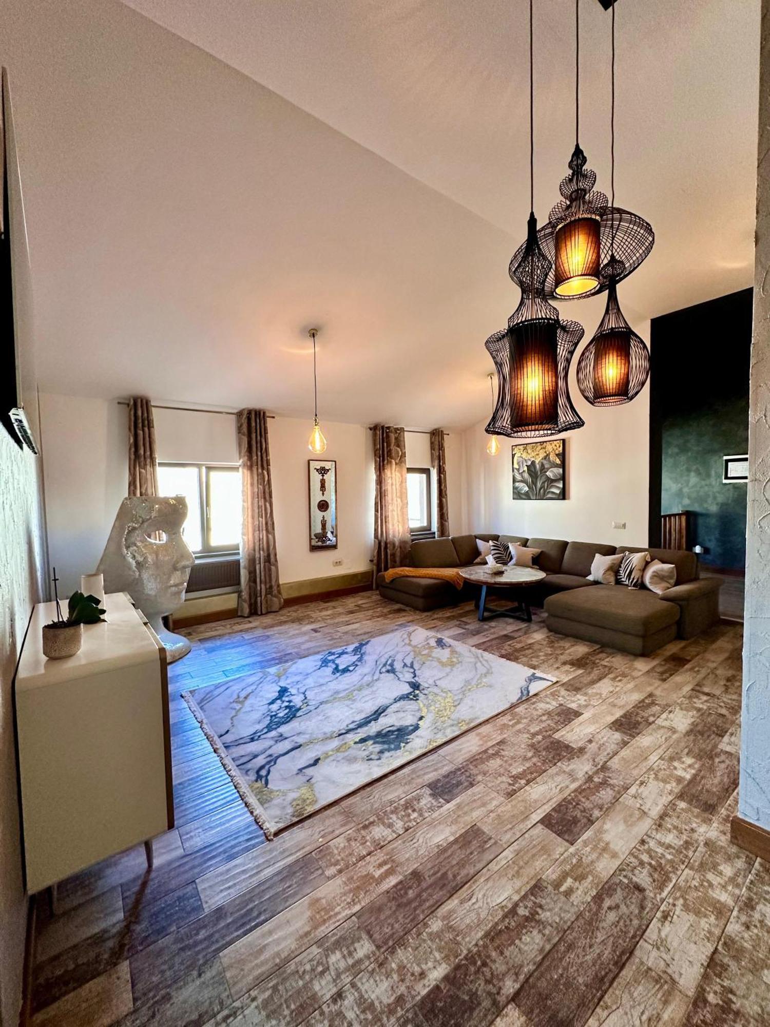 Madison Lake Villa 巴洛泰什蒂 外观 照片