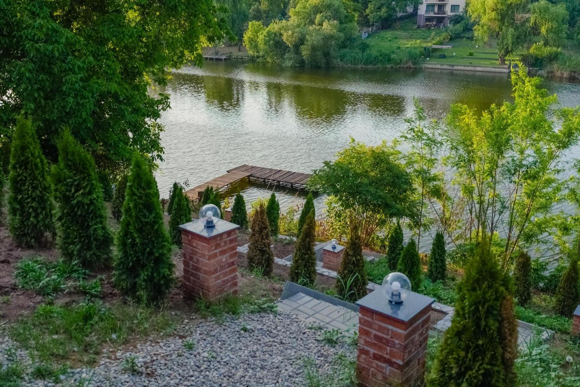 Madison Lake Villa 巴洛泰什蒂 外观 照片